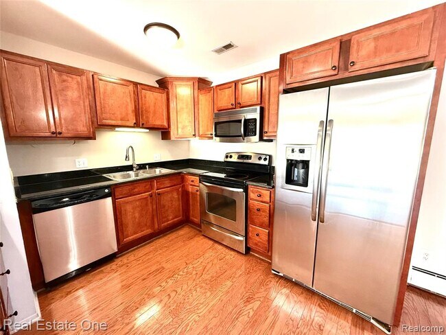 Building Photo - 2445 Torquay Ave