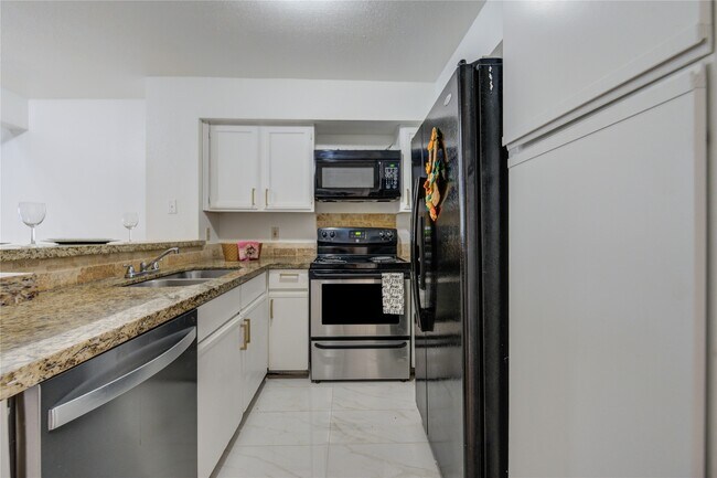 Building Photo - 16800 Sugar Pine Dr