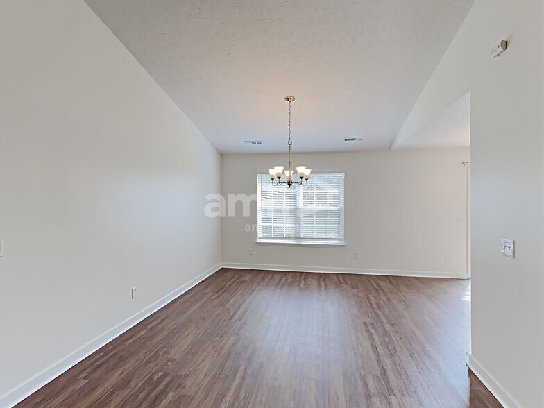Building Photo - 6004 Crestview court