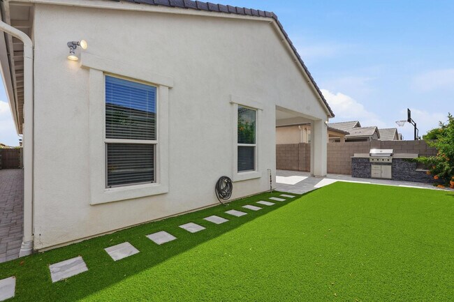 Building Photo - 5028 E Shady Glen Ave