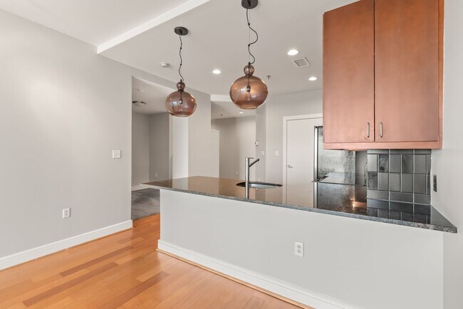 Building Photo - 25th Floor Condo in the heart of Uptown!!