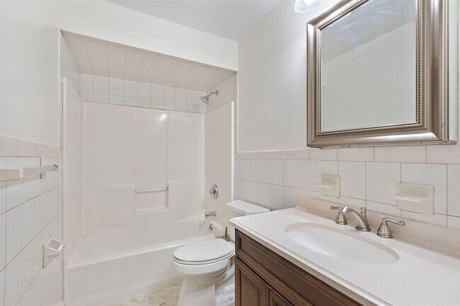 Building Photo - 132 Riverview Ct