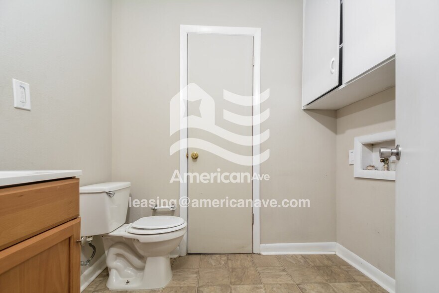 Building Photo - 4046 Village Dr