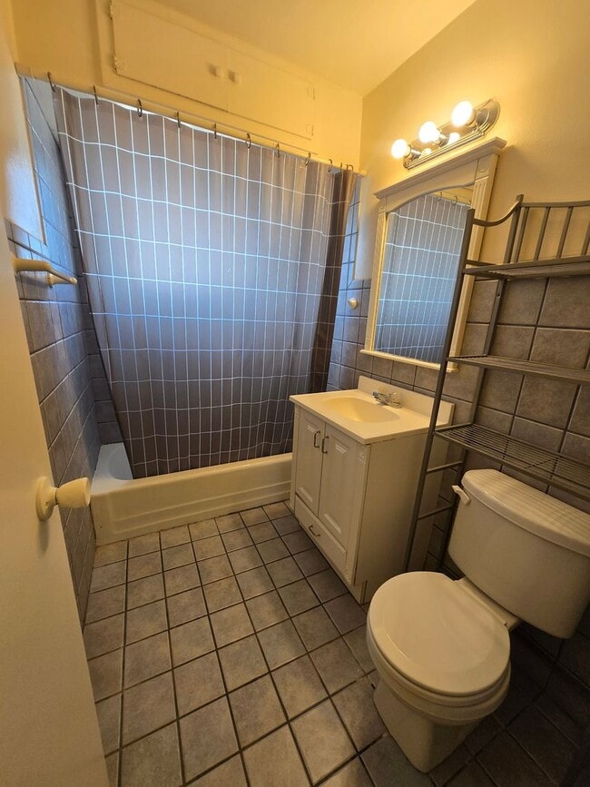 Building Photo - 2BD/1 BA Duplex