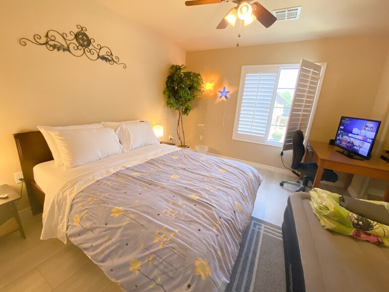 Building Photo - 1350 S Greenfield Rd