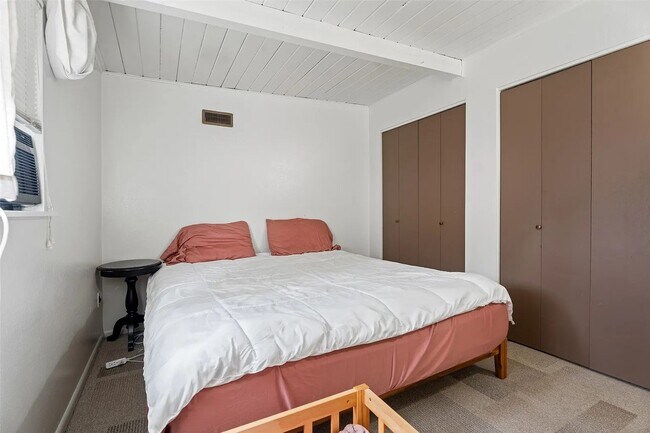 Building Photo - 3220 Clark St