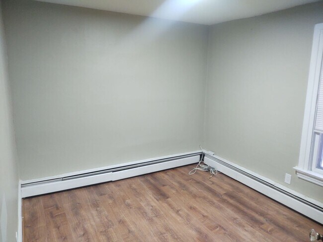 Building Photo - 3 Bedroom with off-street Parking on Park Ave