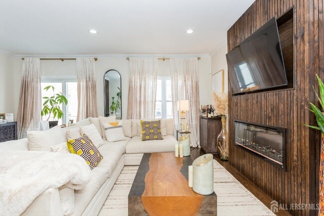 Building Photo - 45 Miller St