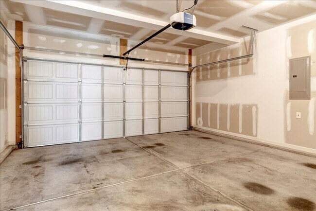 Building Photo - Updated Home with Fenced Yard in Massey Preserve