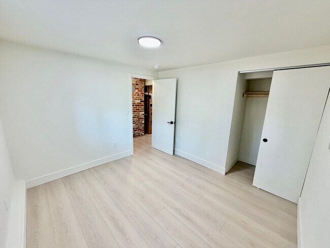 Building Photo - Freshly Remodeled 5bd/2.5bath Home w/ Daylight Basement in Heart of Multnomah Village