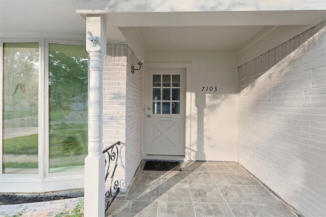 Building Photo - 7103 Lugary Dr