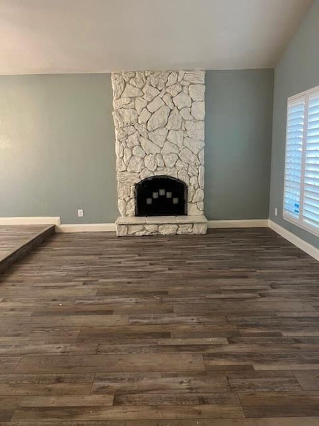 Building Photo - FAIR OAKS BEAUTY WITH POOL, SPA & SOLAR!!