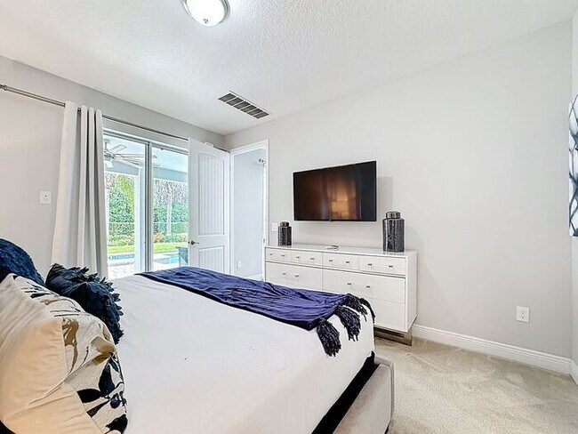 Building Photo - 8 Bedrooms 7 baths on a resort community