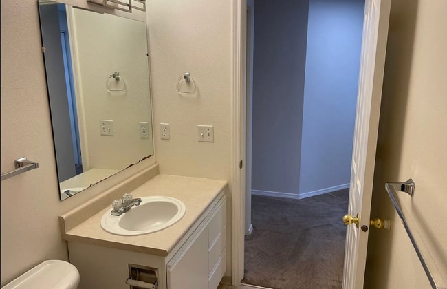 Building Photo - Private End-Unit Condo in Southeast Boise ...