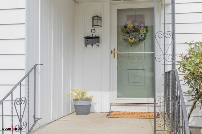 Building Photo - Short Term Furnished Rental -3 Bedroom Spl...