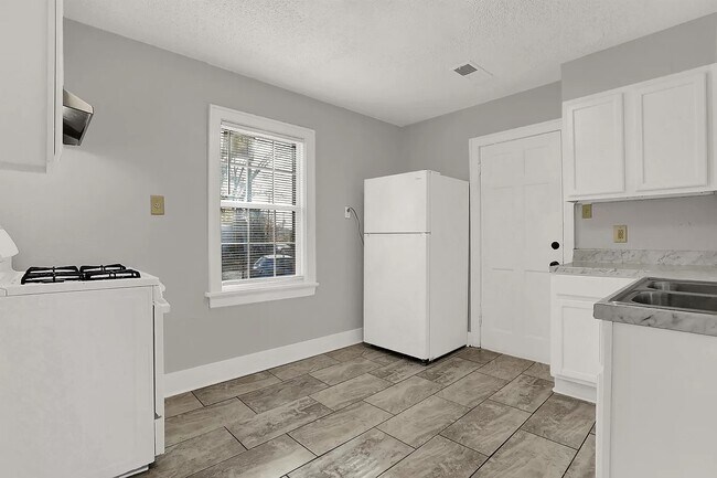 Building Photo - 3088 Manhattan Ave