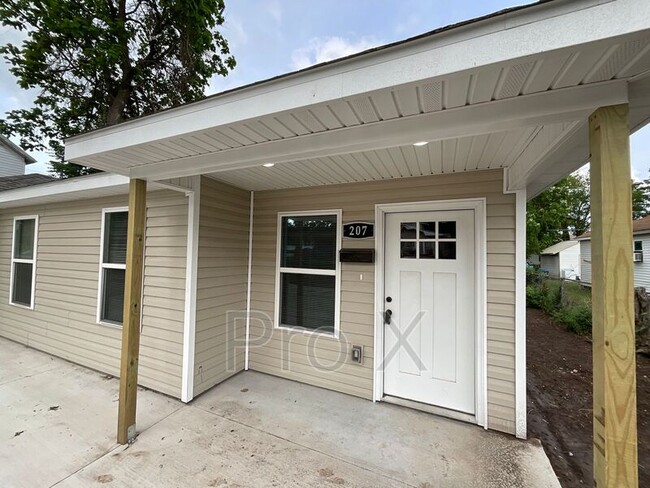 Primary Photo - 207 S Byers