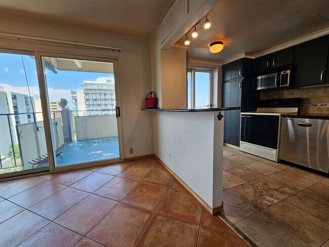 Building Photo - Amazing Penthouse 2 Bedroom 2 Bath With Mo...