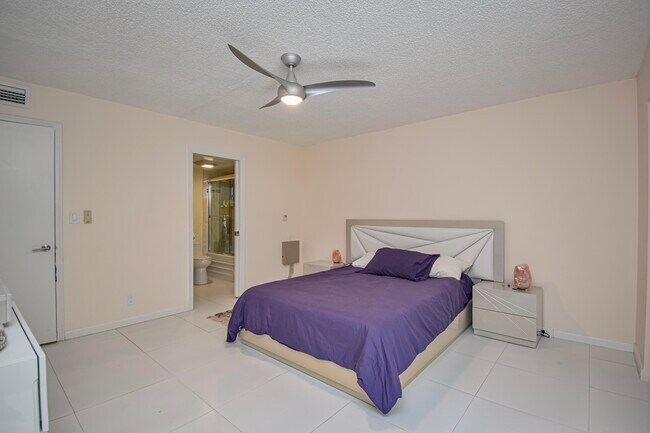 Building Photo - 2301 Lucaya Ln