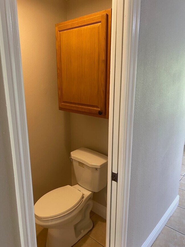 Building Photo - 2/1.5 Townhome Wth Fireplace! Across From Torasco Park! Perfect For Family!