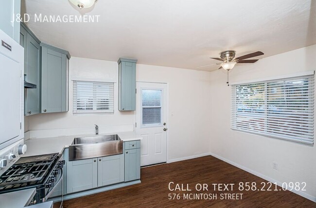 Building Photo - Renovated Duplex w/ Parking and Fenced Yard