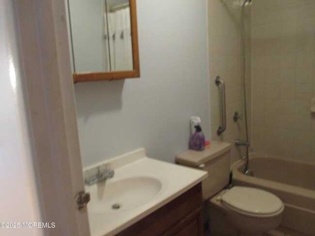 Building Photo - 469D Thornbury Ct