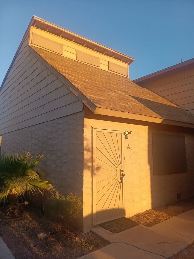 Building Photo - ADORABLE 1 BED/1 BATH/ 1 CAR