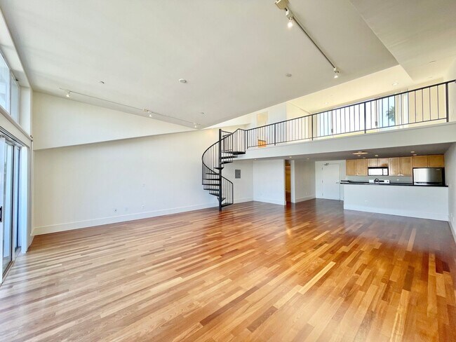 Building Photo - Sun Drenched Mission Loft! Top floor/Penthouse unit! 1BD/2BA! 1,202 SqFt! Parking! Laundry! Stora...