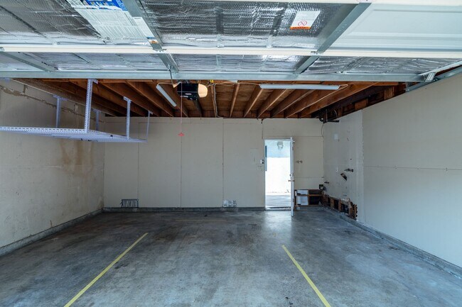 Building Photo - 2600 Huntington Dr