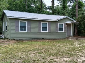 Building Photo - Nice three bedroom one bath