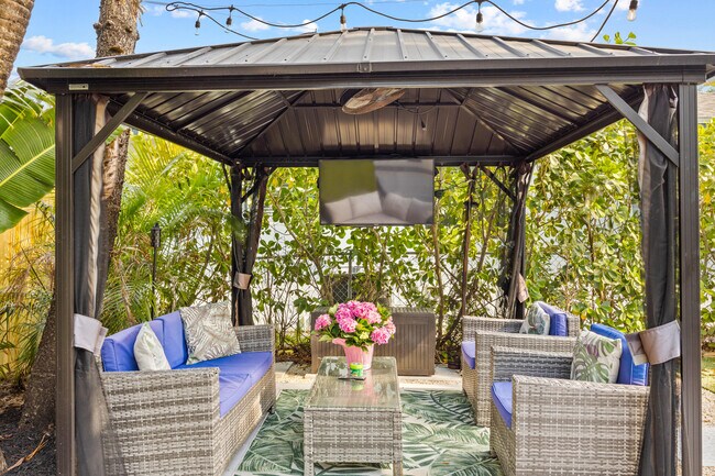 Building Photo - 3201 Poinsettia Ave