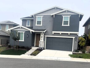 Building Photo - 5 Bedrooms Home in Russell Ranch