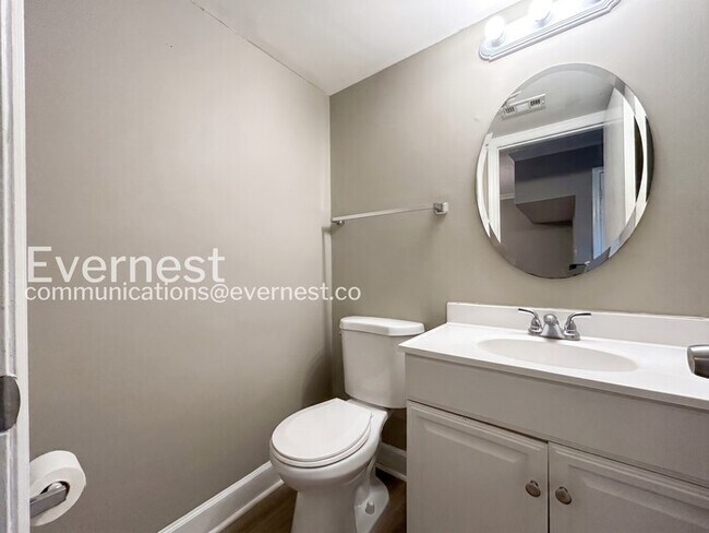 Building Photo - Charming 3-Bedroom Townhome with Modern Amenities / No Pets Allowed / Available now!/ $500 OFF FI...