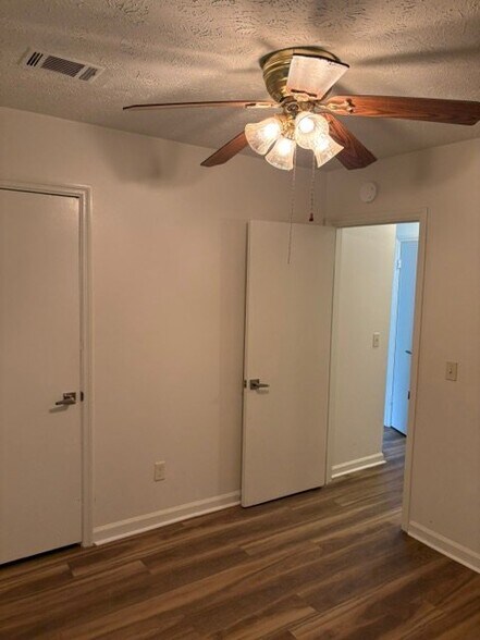 Building Photo - 4610 Greenbriar Trail SW