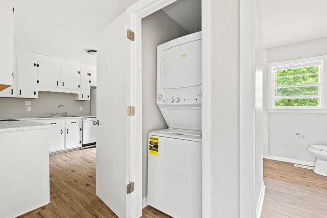 Building Photo - Renovated 2 bedroom townhome 5 miles from downtown Raleigh!