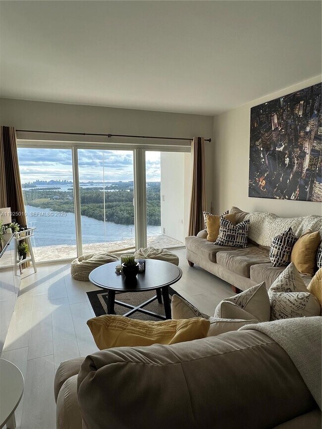 Building Photo - 300 Bayview Dr