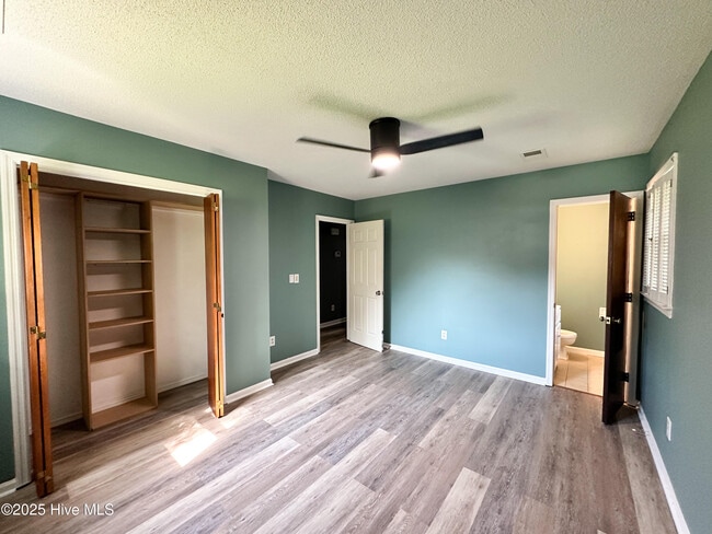 Building Photo - 4810 Kings Dr