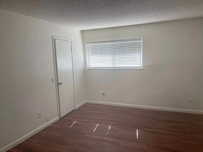 Building Photo - 4973-4975 Summerwood Circle