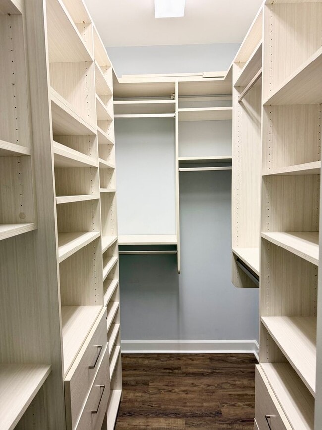 Building Photo - Upscale Townhome in Market Common! MOVE-IN READY!