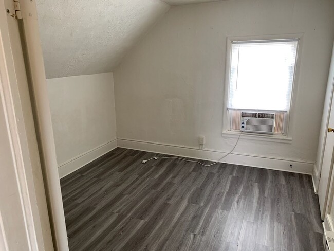 Building Photo - 3 or 4 bedroom (3 bedrooms+ bonus room) Ho...