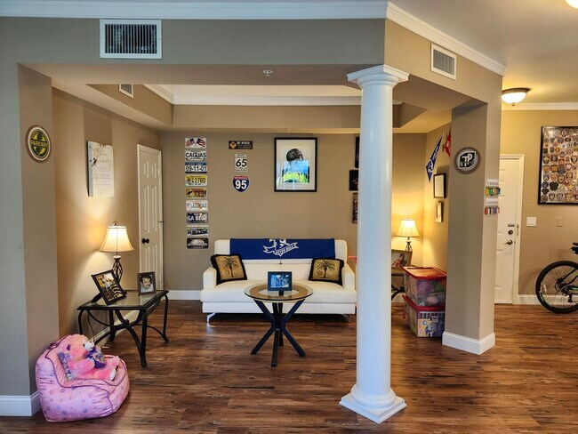 Building Photo - 533 NE 3rd Ave