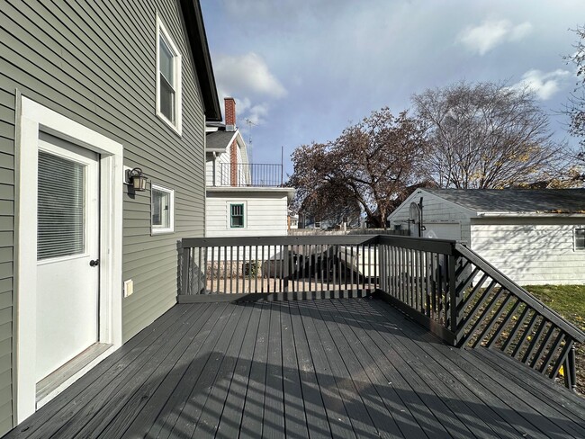 Building Photo - Gorgeous Renovated 5 Bedroom 1 Bath Single...