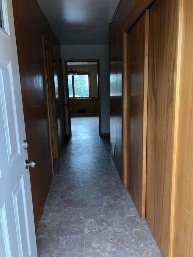 Building Photo - 3 Bed 2 Bath