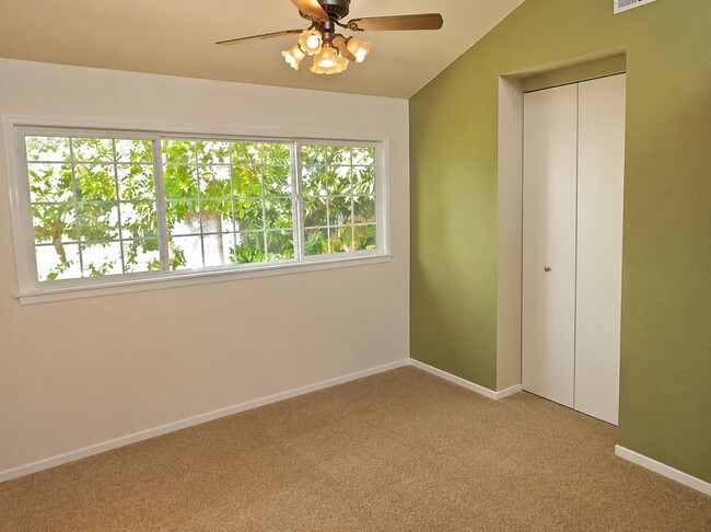 Building Photo - Spacious Student Rental Near Campus – HUGE DISCOUNT + ONE MONTH FREE!