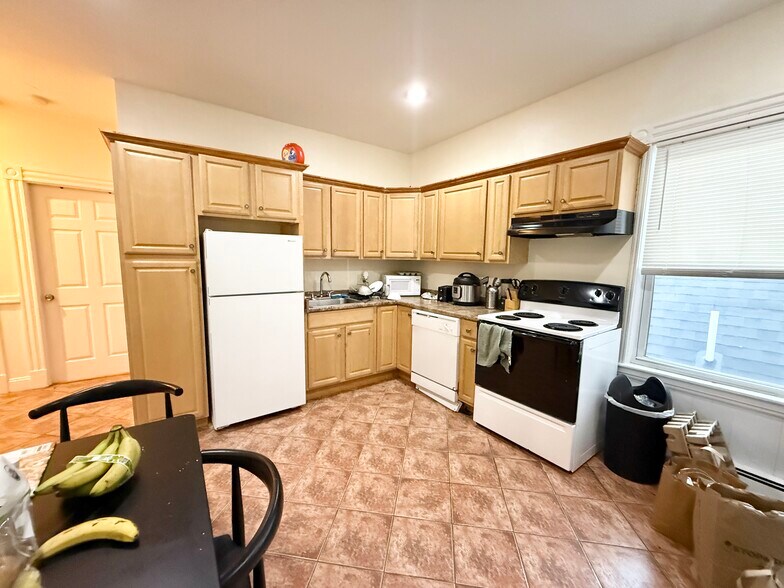 Building Photo - 99 Calumet St