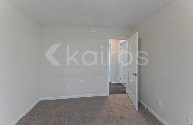 Building Photo - 751 Park Ln