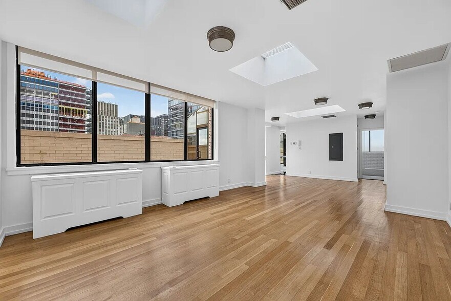 Building Photo - 245 E 44th St