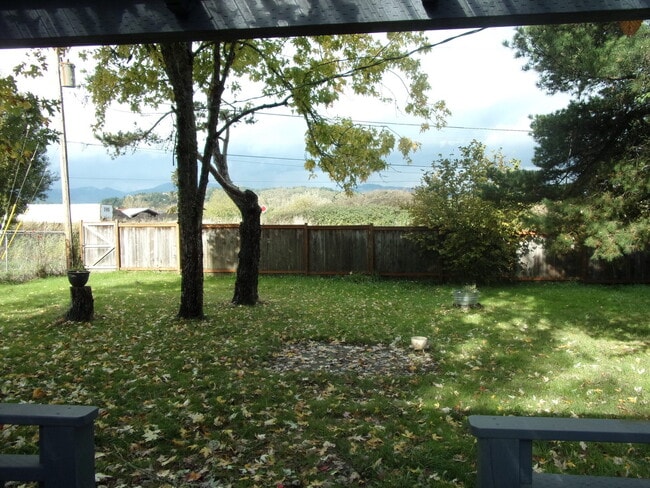Building Photo - Single level pet friendly home - Move In Special
