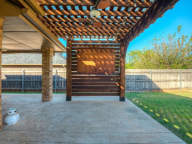 Building Photo - Immaculate Edmond Home with New Carpet and Storm Shelter!