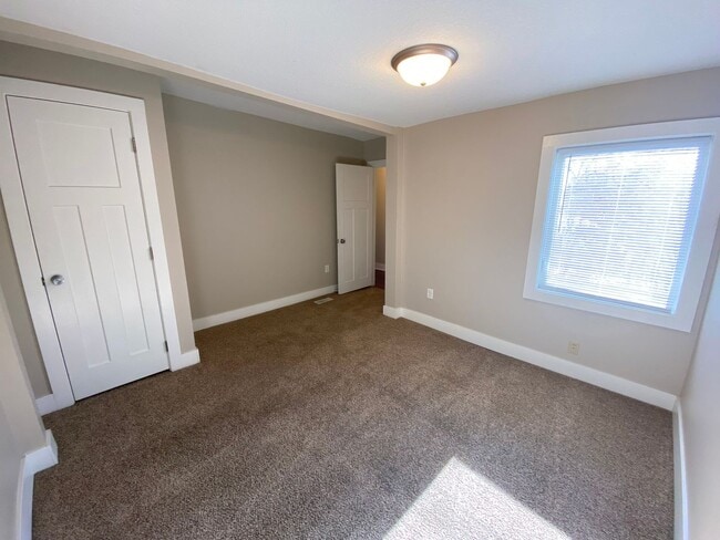 Building Photo - 4 Bedroom Home just 3 minutes from downtown!